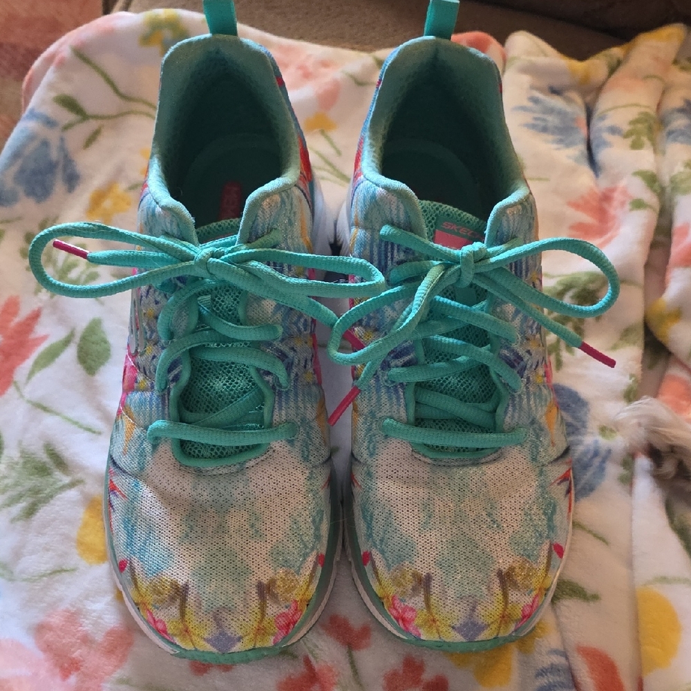 BEAUTIFUL Womens Sketchers SIze 10